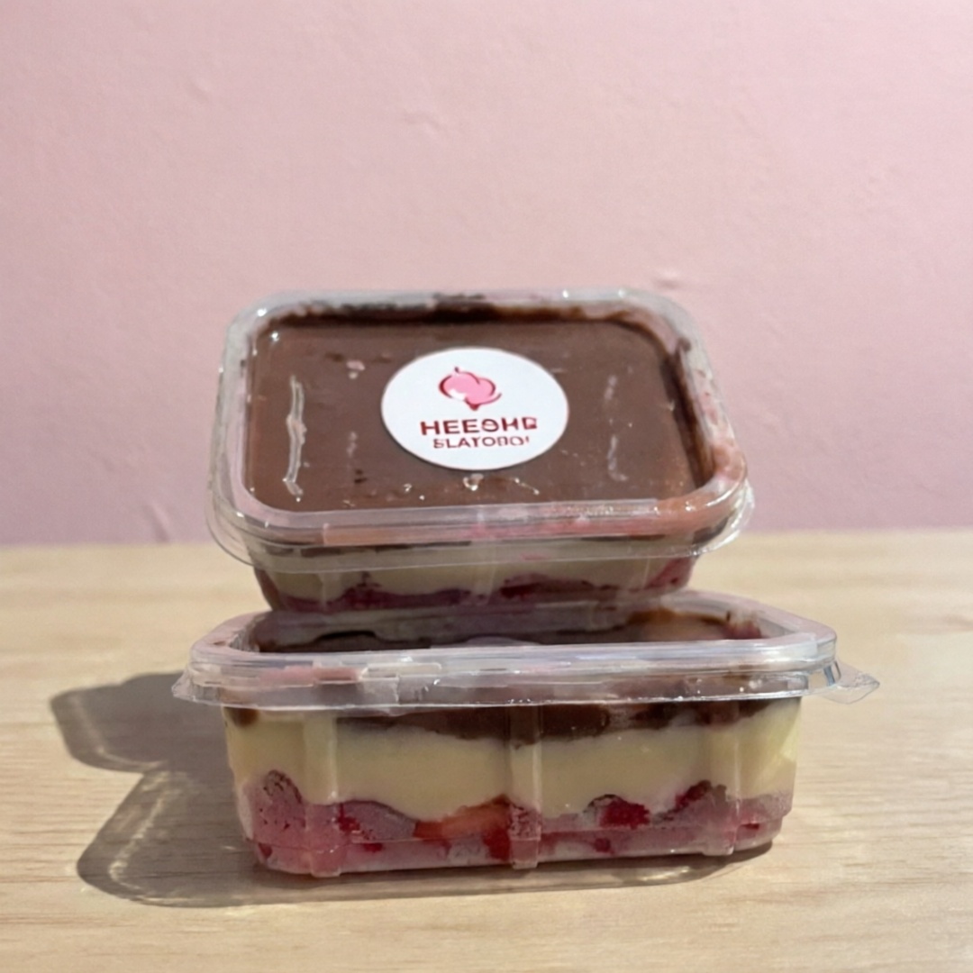 Composto por Morangos frescos e picados creme de Ninho finalizado com brigadeiro de chocolate 50% 150ml #docescaseiros #sobremesacaseira #docegourmet #bolocaseiro #docescriativos #docesparafesta #bolopersonalizado #sobremesadeliciosa #confeitariaafetiva #copodafelicidade #bentocake #coxinhademorango #brownie #trufa #docinhodefesta #caseirinho #morango