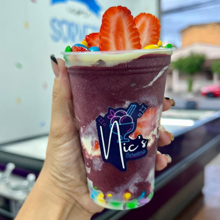 Morango, leite condensado, leite em pó, confete MM's.