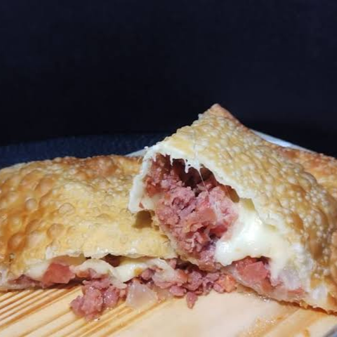 Delicioso pastel de calabresa com queijo