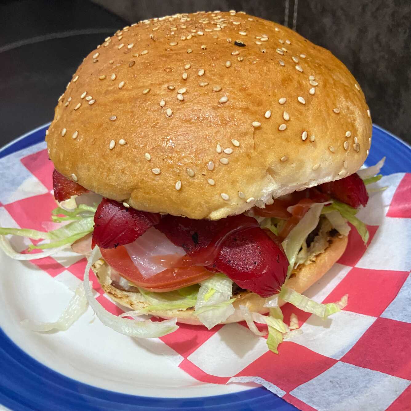 Salchiburger: carne y queso amarillo, jamón, salch