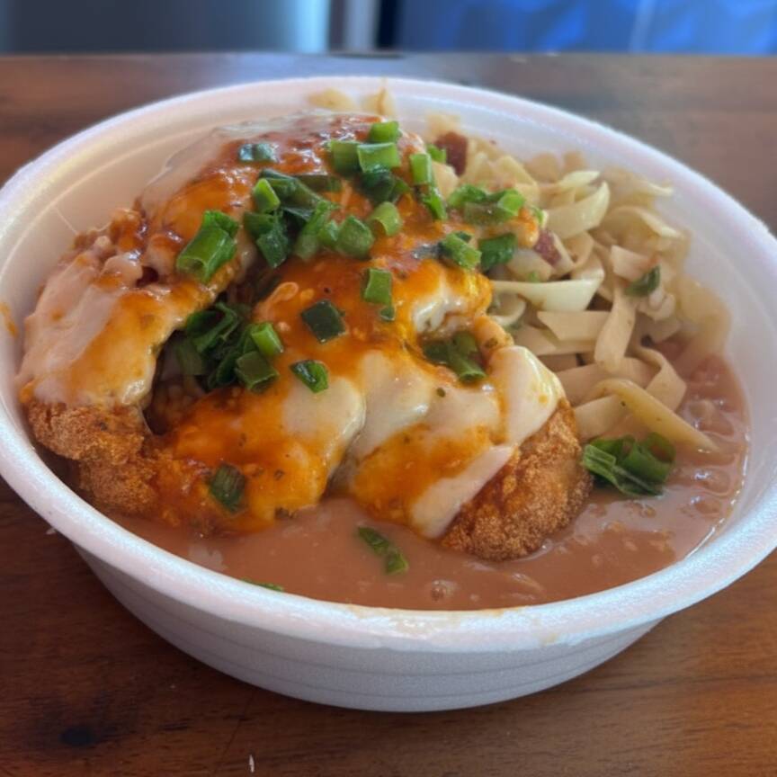 Filé de peito de frango empanado e crocante, coberto com molho de tomate artesanal da casa e mussarela derretida, servido com arroz branco soltinho e batatas fritas palito douradas. 🍗🍅🧀🍟