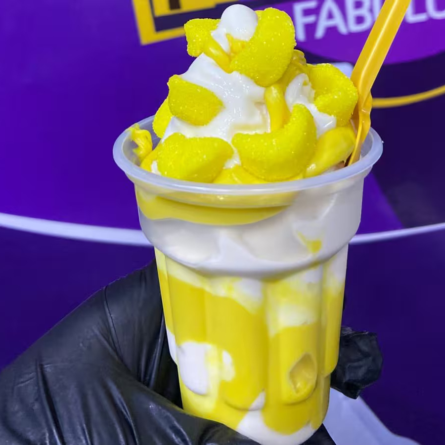 Sorvete cremoso com calda e confeitos Fini sabor banana.