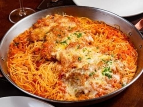 Filé mignon à milanesa envoltos em molho caseiro de tomate fresco e gratinado com queijos mussarela e parmesão. Servido com espaguete no próprio molho ou com arroz branco e batatas fritas.