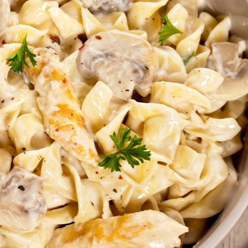 Fetuccini Alfredo con Pollo y Champiñón