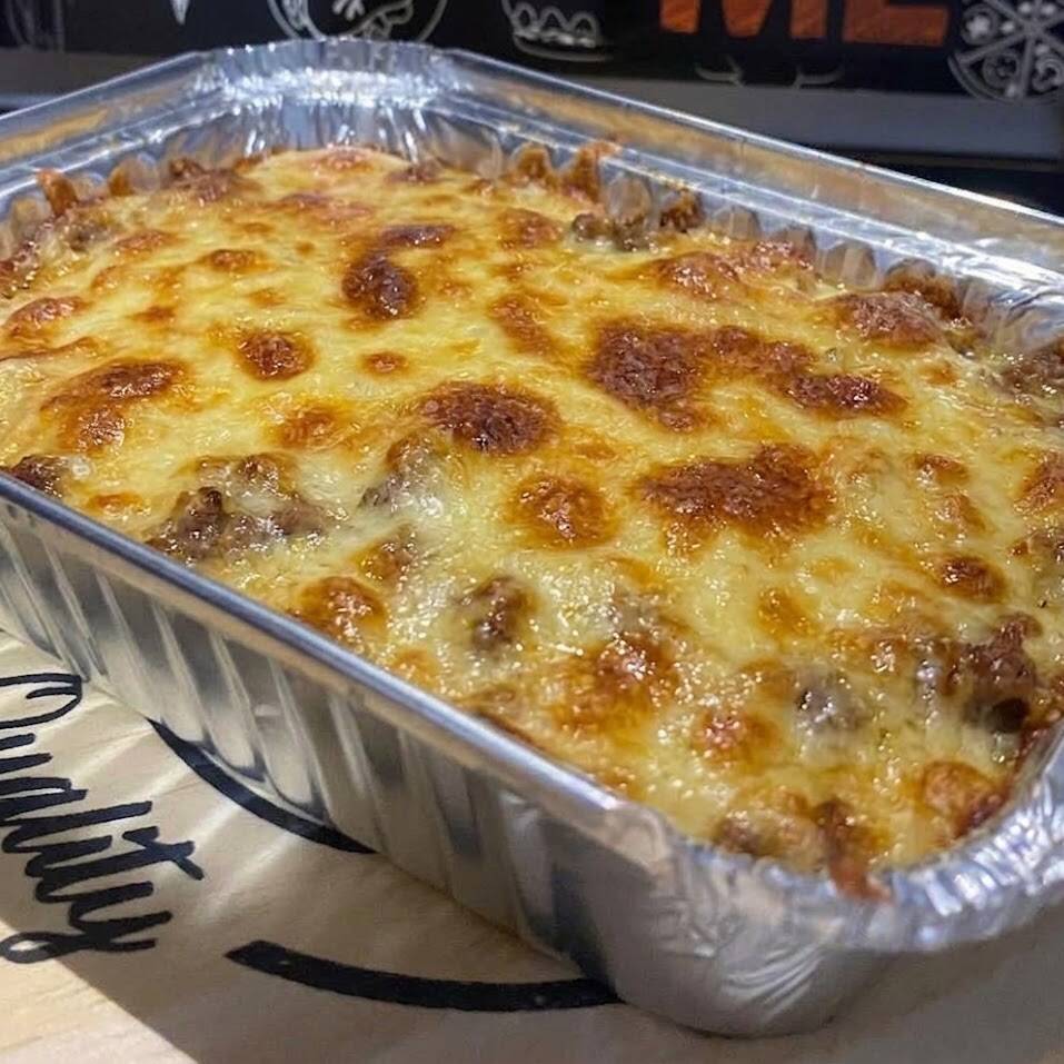 Deliciosa lasanha feita com molho bolonhesa preparado com patinho moído e nosso molho de tomate artesanal da casa, intercalado com presunto, queijo e bechamel (molho branco) feito na casa, finalizada e gratinada na hora com muçarela ralado.
(Serve 1 pessoa)