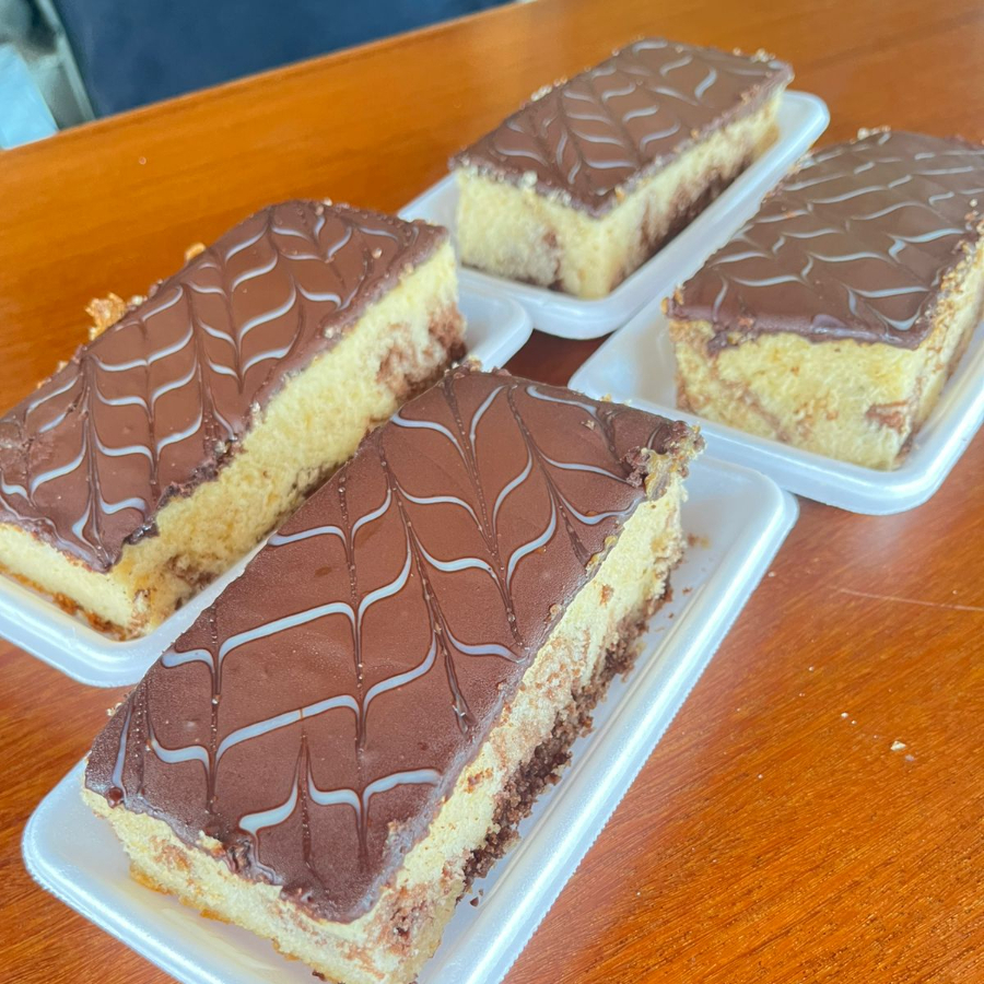 Massa mesclada de baunilha e chocolate, fofinha e com cobertura cremosa de chocolate.