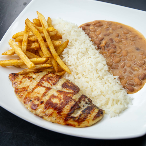 Um filézinho de peito de frango assado na brasa da nossa parrilla, acompanhado de batata frita, arroz branco e feijão tudo feito com muito amor.