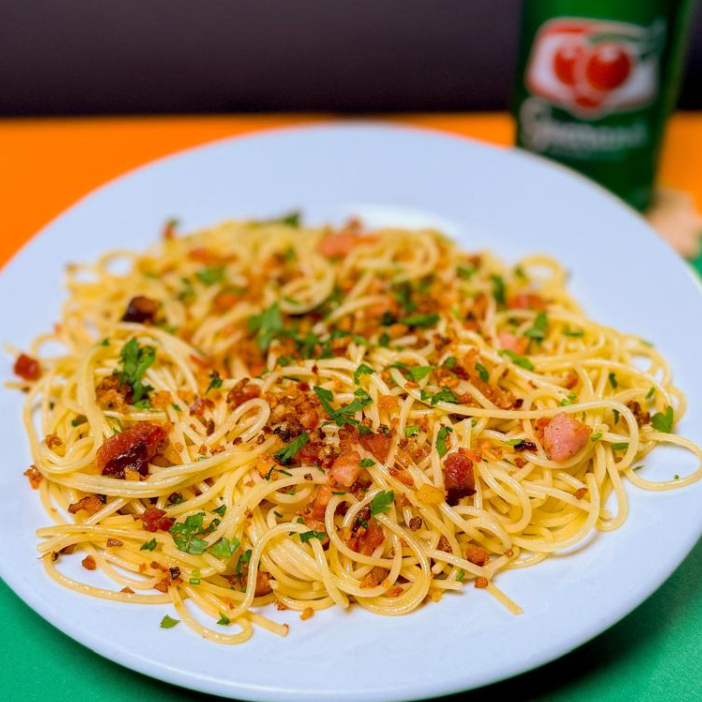 Delicie-se com nossa irresistível Massa Refogada ao Alho e Óleo, acompanhada de pedaços de bacon! Uma explosão de sabores e texturas que fará seu paladar vibrar a cada garfada. Uma experiência gastronômica única que você não pode perder!