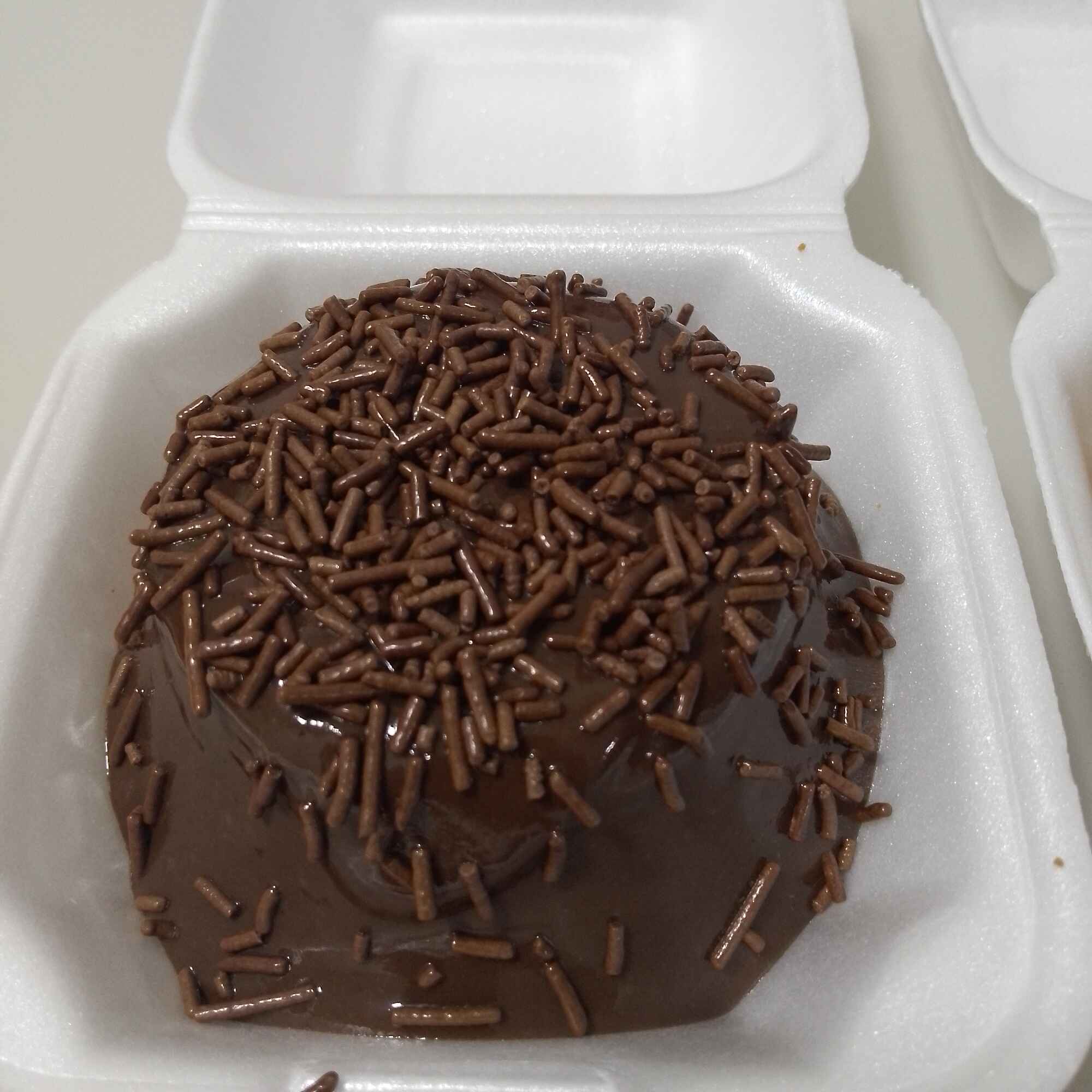 Massa de chocolate 50%com cobertura de brigadeiro chocolate 50% e granulado.