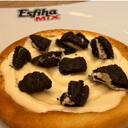 Esfiha de Chocolate Branco com um delicioso biscoito Oreo esfarelado por cima.