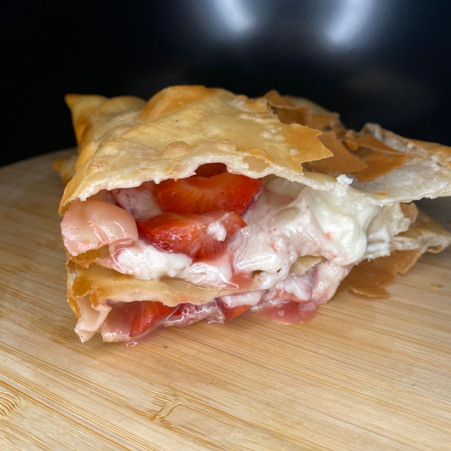 A combinação perfeita entre o frescor do morango e a cremosidade do chocolate branco derretendo a cada mordida.