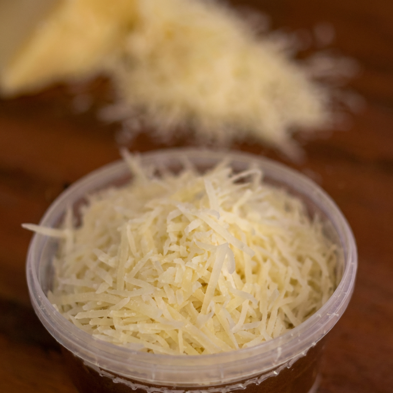 Parmesão Scala ralado Queijo fresquinho Cada pacote tem 100 gramas