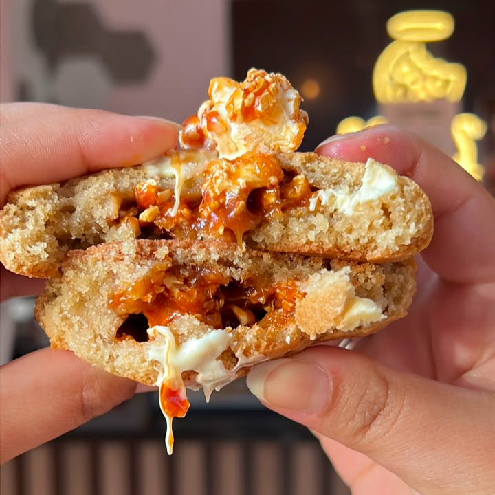 Cookie com massa tradicional, recheado com pipoca, caramelo salgado e chocolate branco