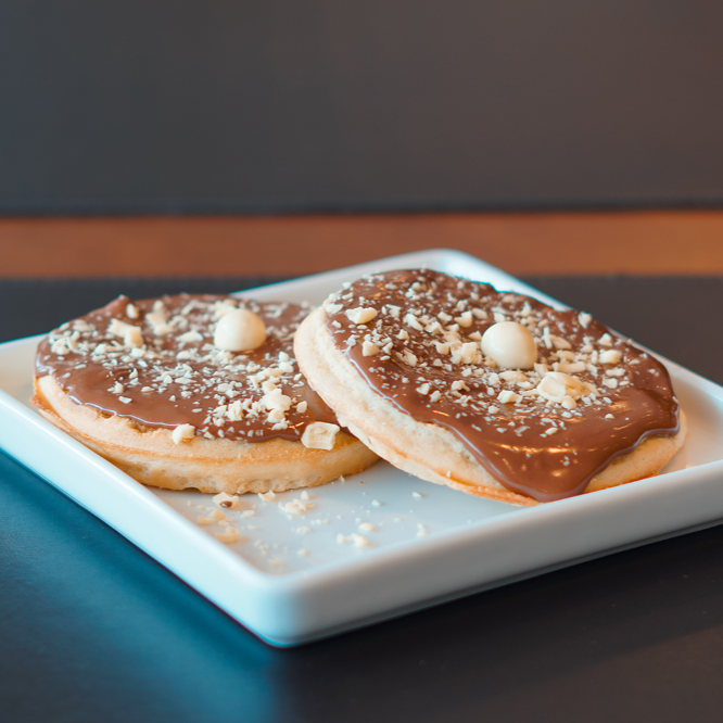Waffle com cobertura de chocolate ao leite: Duas unidades.