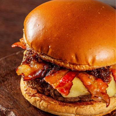 Blend de 200g no Ponto Certo, 2 Fatias de Mussarela Derretida, 2 Fatias de Bacon Crocante, Alface Fresca e Tomate No Pão Macio Para Um Sabor Imbatível!