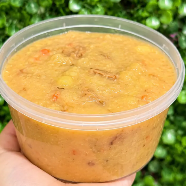 Carne bovina desfiada e mandioca cremosa em pequenos pedaços, cozidas lentamente com temperos selecionados para um caldo encorpado, saboroso e cheio de aconchego caseiro. Aproximadamente 490g.