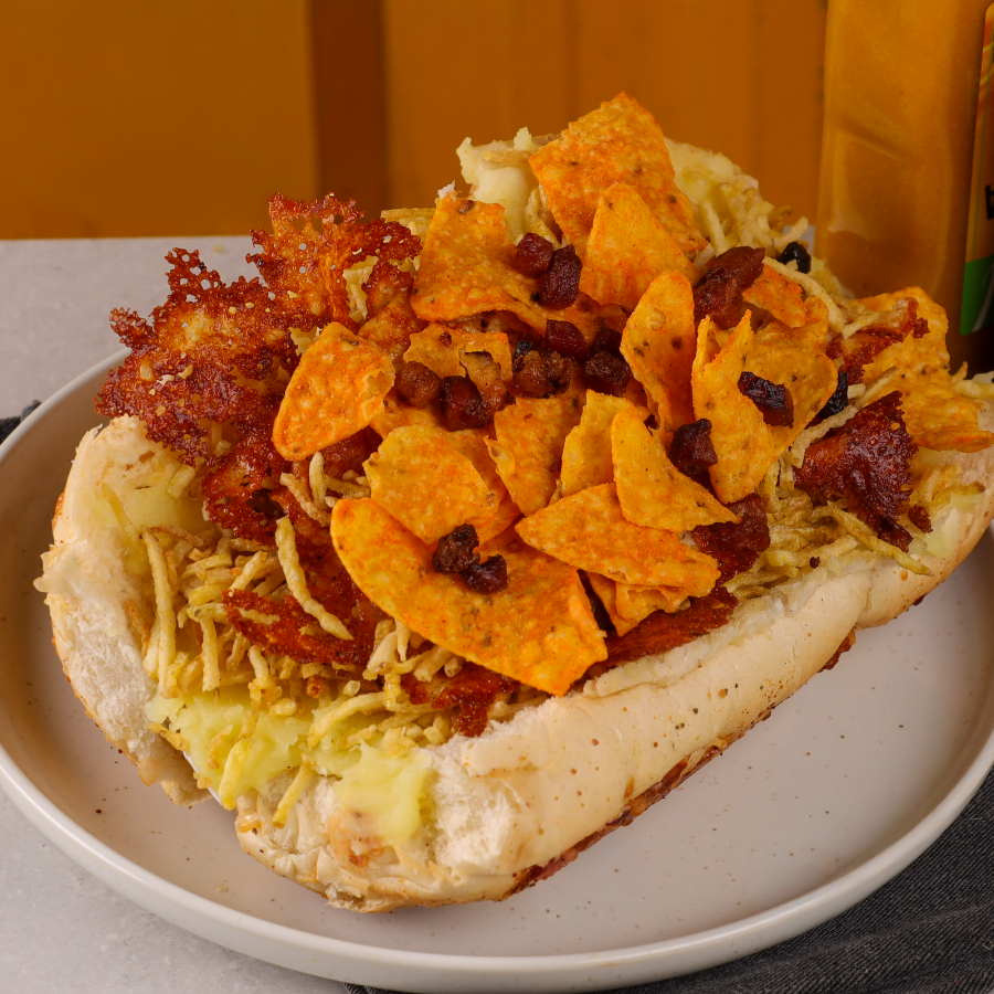 Pao gigante 100g, 2 salsichas, katchup, mostarda, maionese, pure de batata, batata palha, milho, vinagrete, barbecue, cheddar, Catupiry, maionese caseira,doritos e bacon