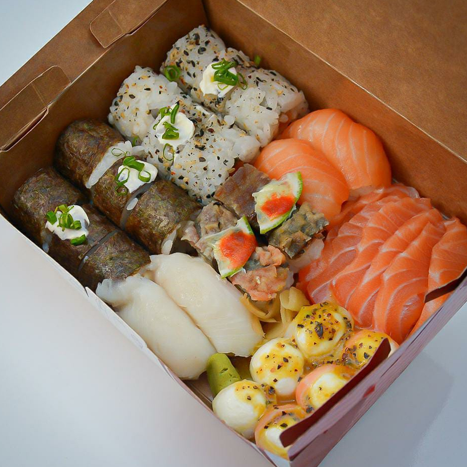 6 HOSSOMAKI VARIADOS 6 HURAMAKI VARIADOS 6 NIGUIRI VARIADOS 6 SASHIMI DE SALMÃO 6 GUNKANS VARIADOS ACOMPANHA NO COMBO 1 HASHI 1 KIT MOLHO SHOYU/TERIAKI/NOZUKI OBS: NÃO TROCAMOS AS PEÇAS DOS COMBOS.