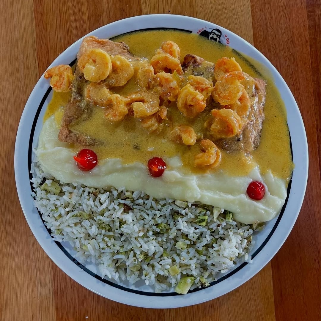 3 Filé de Linguado Empanado, Arroz Branco, Fritas e Molho de Camarão