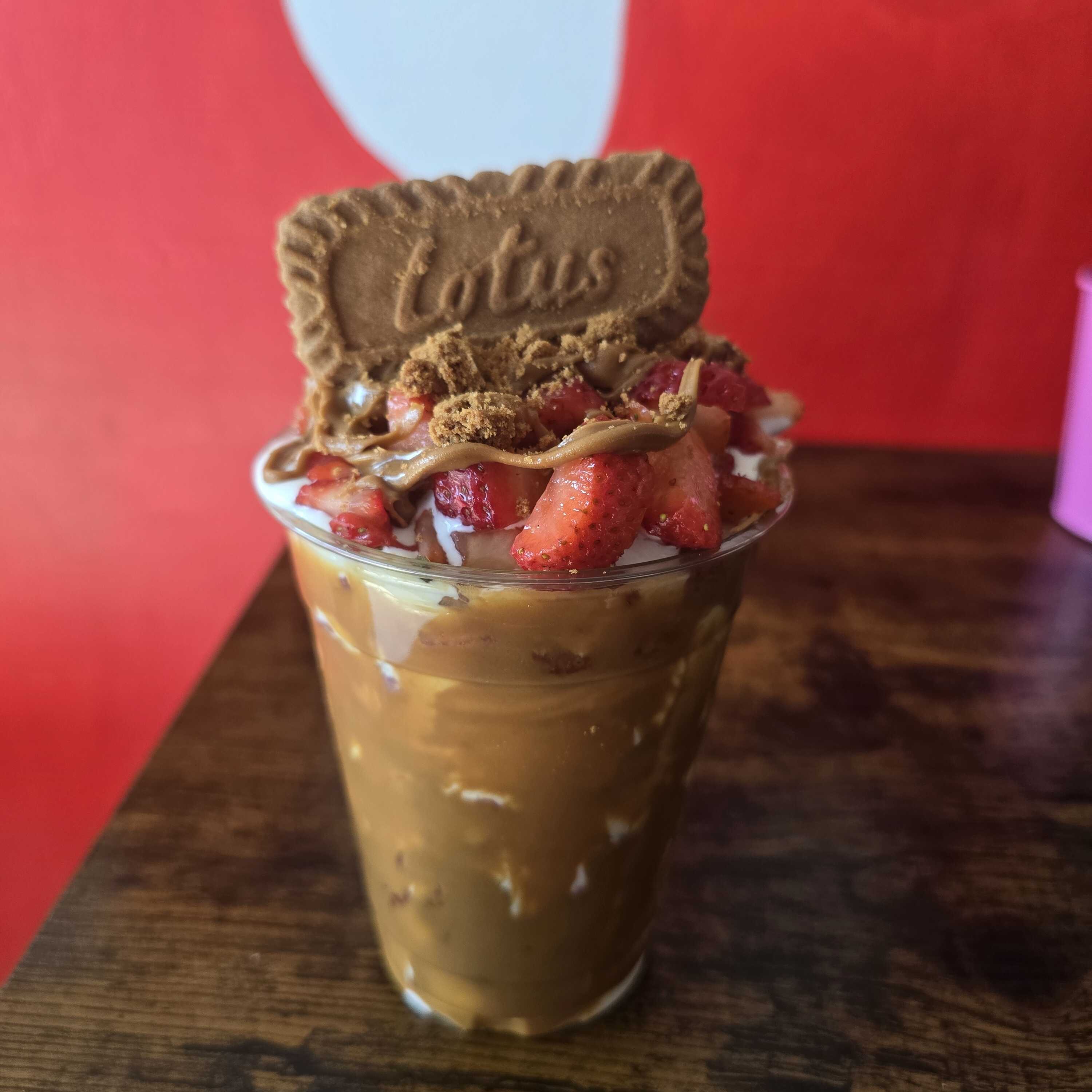 Fresas Lotus Biscoof ( vaso de 14 oz )
