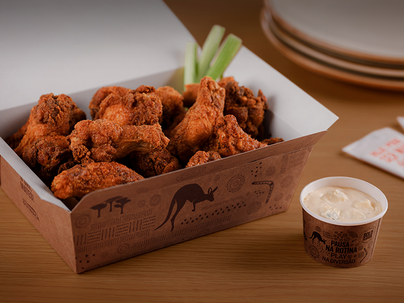 15 coxinhas da asa de frango (cerca de 50g cada), empanadas com um blend de temperos à sua escolha. Servidas com molho tipo Blue Cheese e aipo crocante. Nas opções light, médio ou hot.