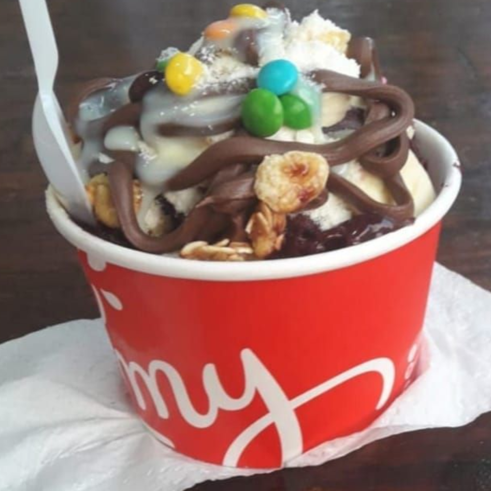 Acompanha: leite condensado, leite em pó, granola, sucrilhos, banana, creme de avelã e confete