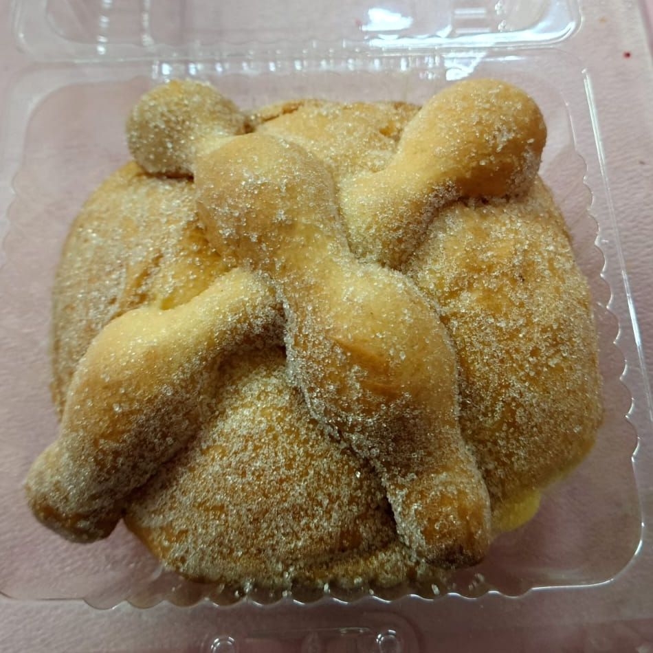 Pan de muerto relleno de fresas con crema