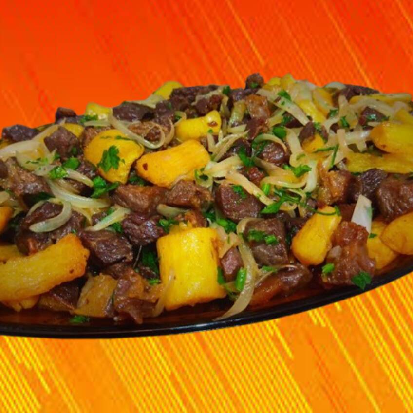 Carne de sol artesanal, bem temperada e dourada na chapa, servida com mandioca frita crocante. Um clássico nordestino com sabor marcante e irresistível, perfeito para compartilhar ou saborear sozinho!