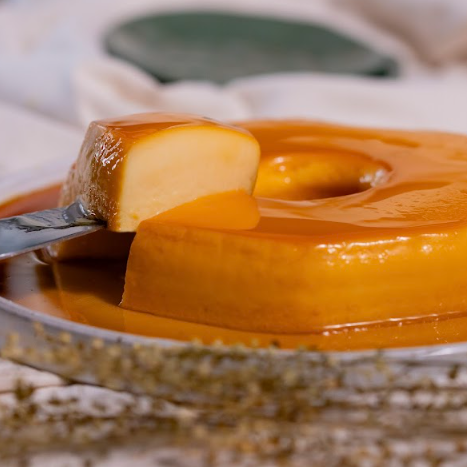 Experimente o clássico Pudim de Leite Ninho, uma sobremesa que derrete na boca. Com sua textura cremosa e sabor doce na medida certa, é feito com leite Ninho e leite condensado de qualidade e um toque de caramelo que dá aquele charme especial. Perfeito para reviver memórias afetivas e adoçar seus momentos!