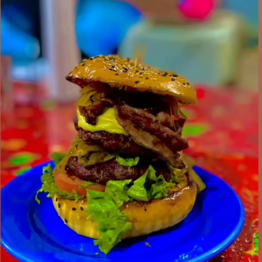 Descubra o Amazônia: Pão gergelim, blend 160gr, queijo coalho, calabresa, abacaxi grelhado, cebola caramelizada, alface e tomate.