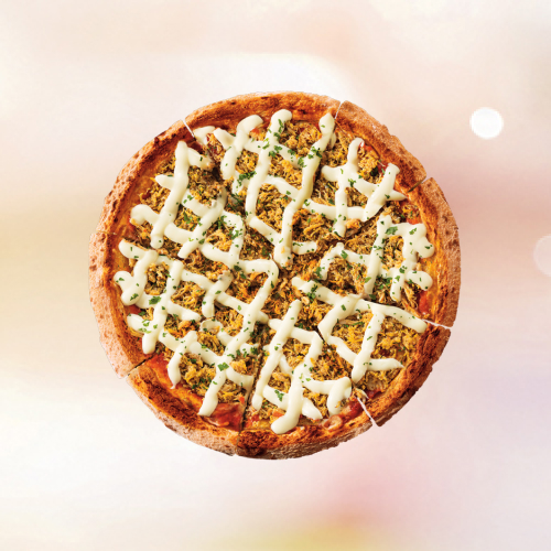 Frango, cremely e molho de tomate.