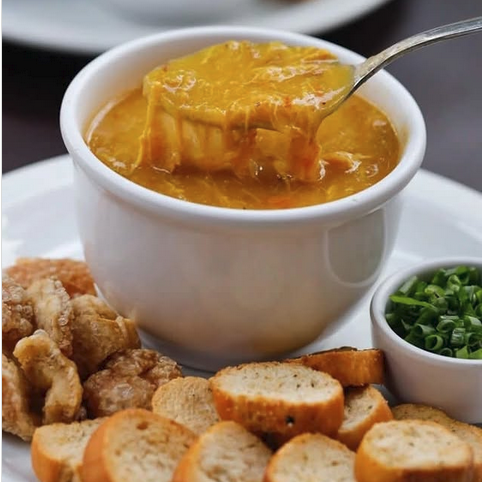 🐔 Caldo de Frango Caseiro – Leve, Saboroso e Reforçado! Feito com frango desfiado, legumes frescos e aquele tempero especial que conforta o estômago e o coração. Ideal pra espantar o frio e dar aquela força! Acompanha torrada cebolinha