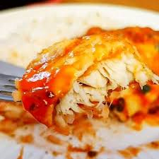 Preparado com: File de Tilapia limpa sem espinha, molho de tomate, cebola picada, camarão 7 barbas e queijo mozarela. Acompanha arroz, salada e batata individual.