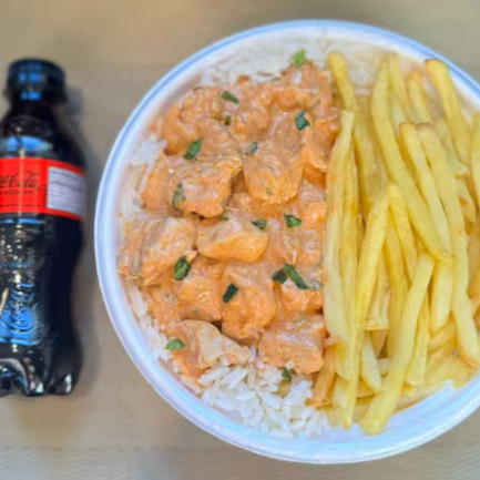 Marmita com delicioso filé de frango ao molho estrogonofe acompanhado de arroz branco e batatas fritas. Acompanha refrigerante pet Coca Cola Zero sem açúcar bem gelado. Marmita indicada para 01 pessoa.