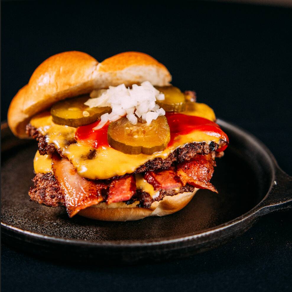 Duplo Burger de 120 Gr Esmagados na Chapa / American Cheese / Bacon / Cubos De Cebola / Pickles / Catchup / Finalizado em Nosso Exclusivo Pão de Brioche Raw.
(ATENÇÃO BEM PASSADO, NÃO RETIRAMOS OU ENVIAMOS INGREDIENTES A PARTE)