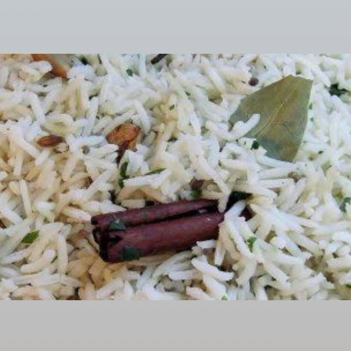 Arroz aromatizado com cardamomo, cravo e canela, com o preparo na manteiga