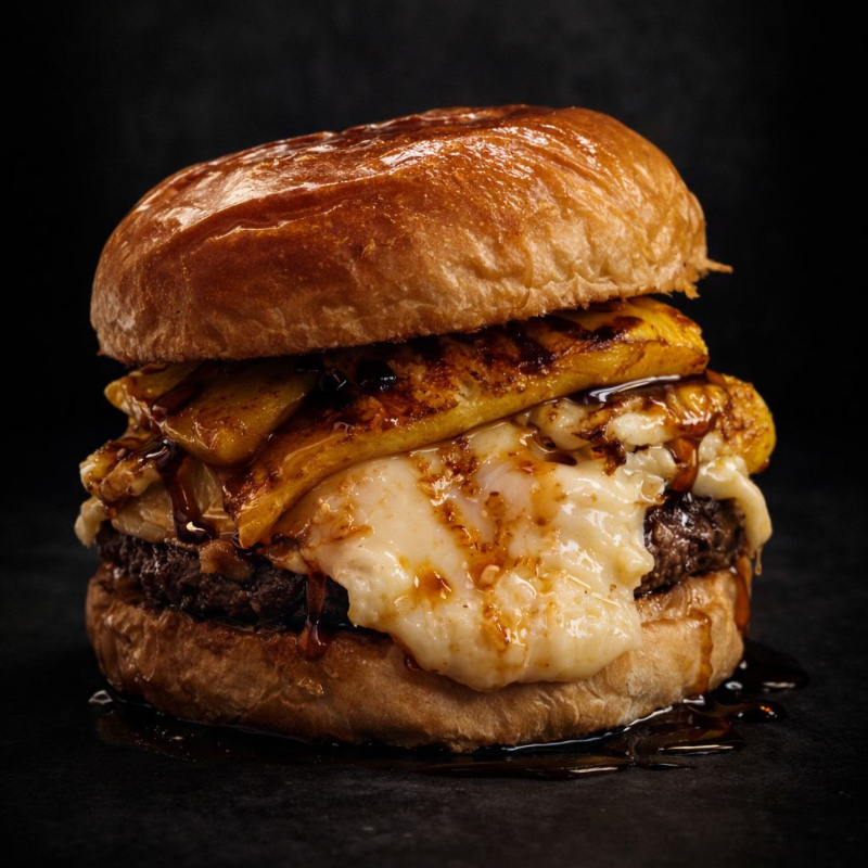 Pão de batata, blend da casa (160g), queijo coalho maçaricado, banana da terra grelhada e melaço de cana.