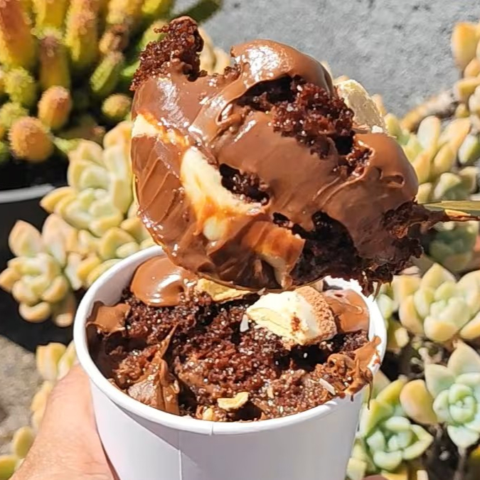 Sobremesa caseira com camadas de bolo de chocolate macio, creme inspirado no Kinder Bueno e chocolate crocante. Doce artesanal, cremoso e cheio de sabor.