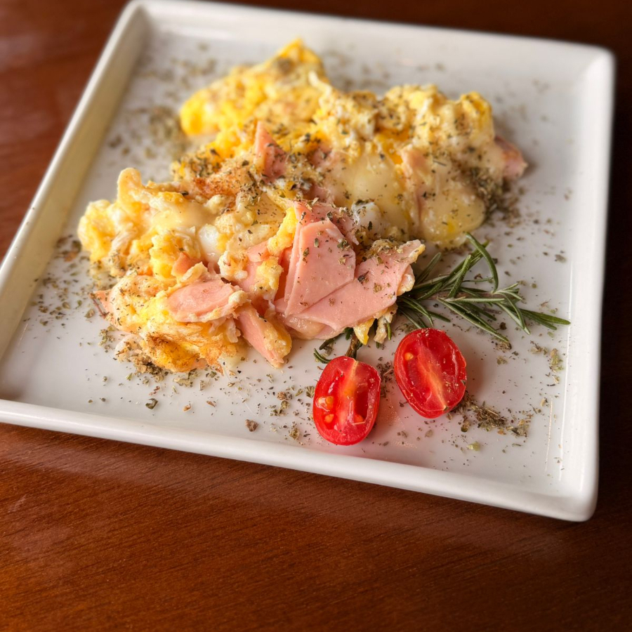 Mexidão completo com queijo, tomate, cheiro-verde e peito de peru. Sabor de casa!