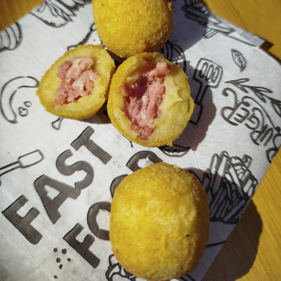 Salgado com recheio de calabresa.