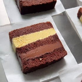 Massa de chocolate com recheios de mousse trufada de maracujá e mousse trufada de chocolate