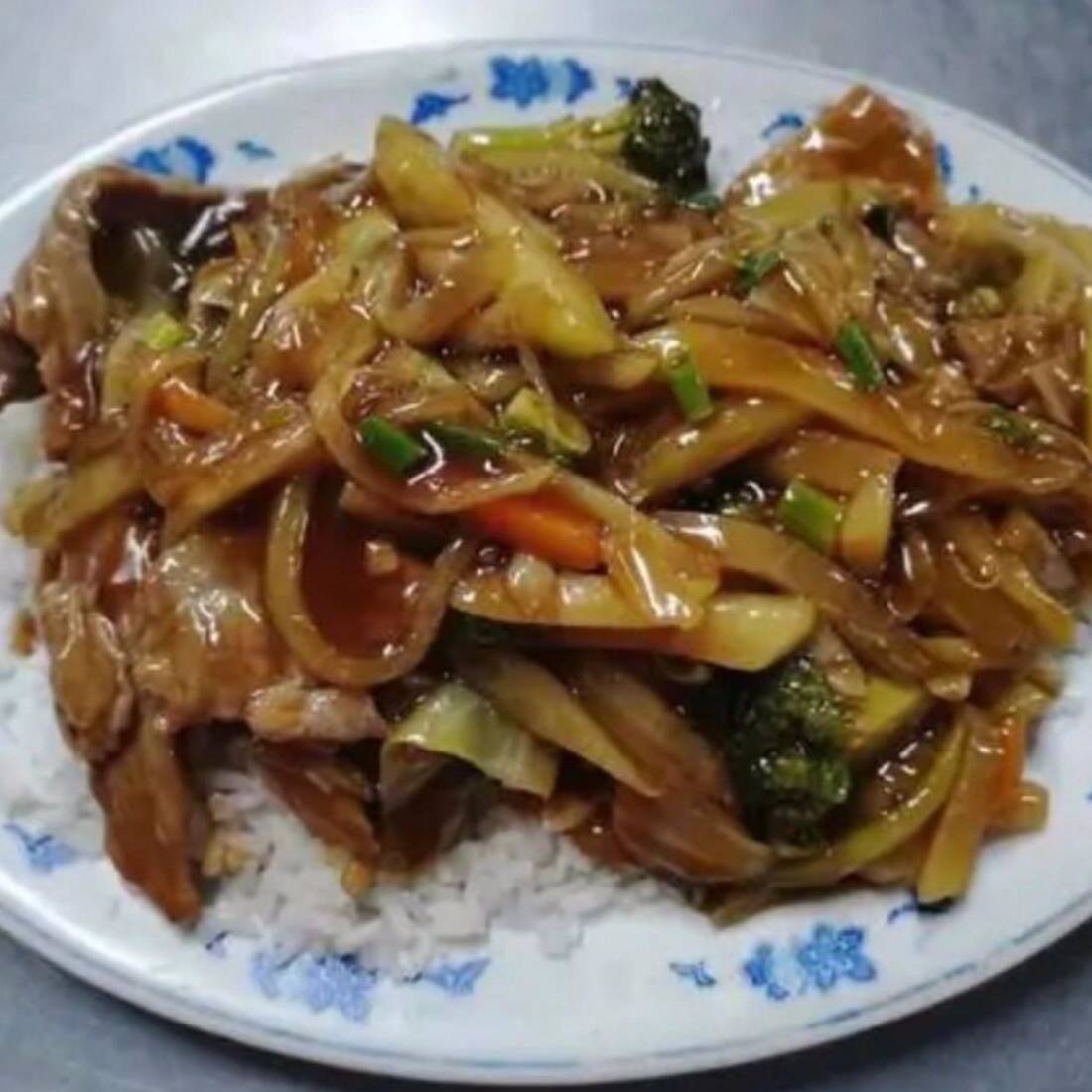 Arroz en Salsa con Lomo de Res y Verduras