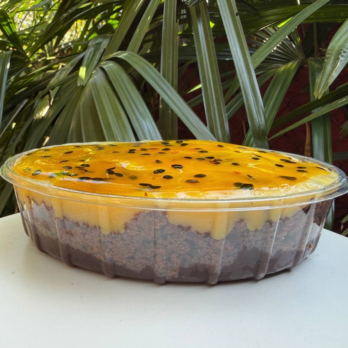 Massa de chocolate, creme de chocolate, creme de Ninho com geleia de maracujá.
Temos travessa de 1 litro (serve até 2 pessoas, peso aproximado 400 gramas) e travessa de 2 litros (serve até 5 pessoas, peso aproximado 800 gramas ).