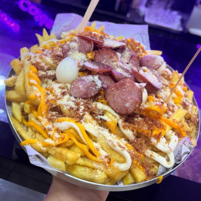 BATATA, CHEEDAR, CATUPIRY, MAIONESE, KETCHUP, OVO, QUEIJO RALADO, CALABRESA E BACON