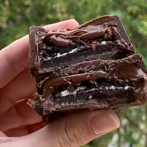 Delicioso Bombom com Casquinha de chocolate blend recheada com biscoito Oreo e muita Nutella pura. ###Tags### bolo no pote bolo vulcao cenoura Ninho chocolate bombom aberto copos da felicidade morango uva coxinha de morango chocolate Ninho Oreo chocolate ao leite leite condensado coco beijinho brigadeiro gourmet tradicional moranguinho churros Nutella 2 amores meio amargo coco queimado presente na caixa promoção cupon cupom oferta desconto como taxa gratis entrega rapida Nutella brownie braunie brawni Ninho doce chocolate brigadeiro docinho donuts docino sobremesa bolo de pote copo da felicidade caseiro banoffee morango Ouro Branco galak Sonho de Valsa choquito ferreiro rocher trufa bombom uva kitkat Kit Kat Kinder bueno charge amendoim Confete Dia dos pais natal Dia das maes Dia das mães namorados promoção promocao oferta desconto barato doce sobremesa chocolate entrega rapida grátis grátis morango fresco docinho brigadeiro leite condensado coxinha bombom e morango