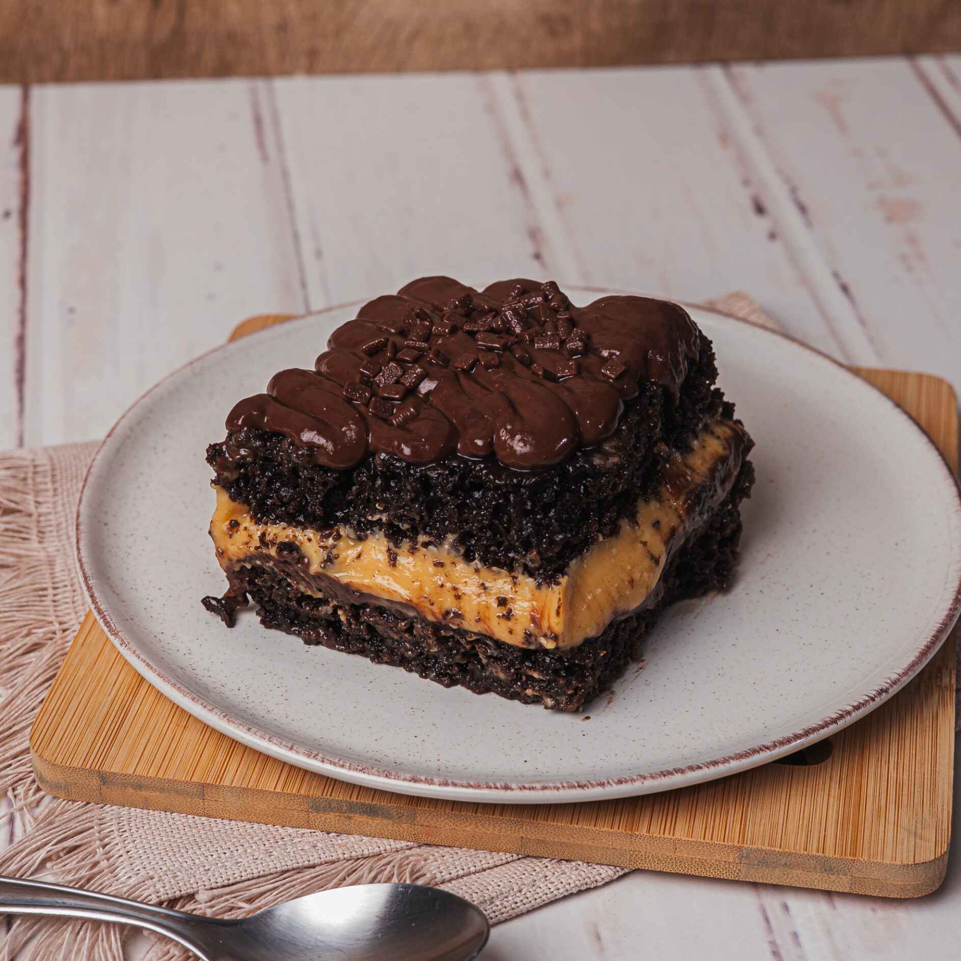 Massa de cacau black com recheio de maracujá e coberto com ganache meio amarga.
Aprox.200g