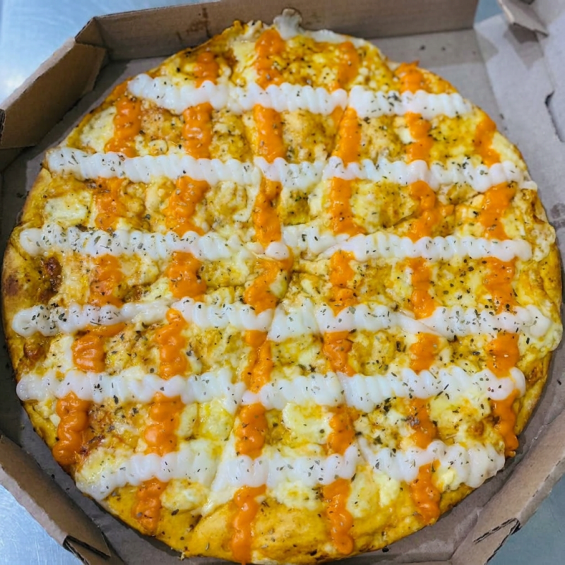 Mussarela, cheddar, catupiry, ricota e oregano.
