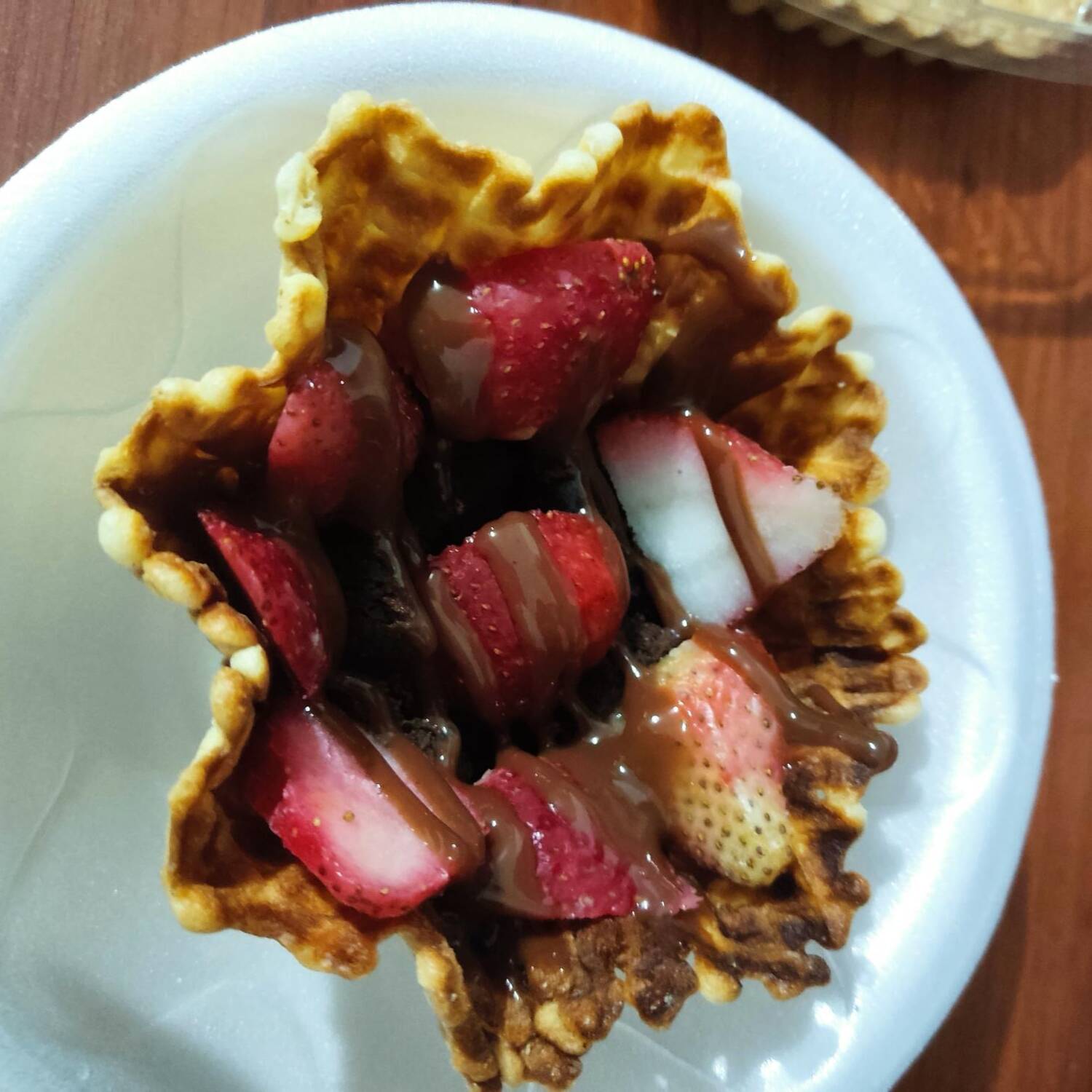 CONCHA CON BROWNIE Y FRESAS