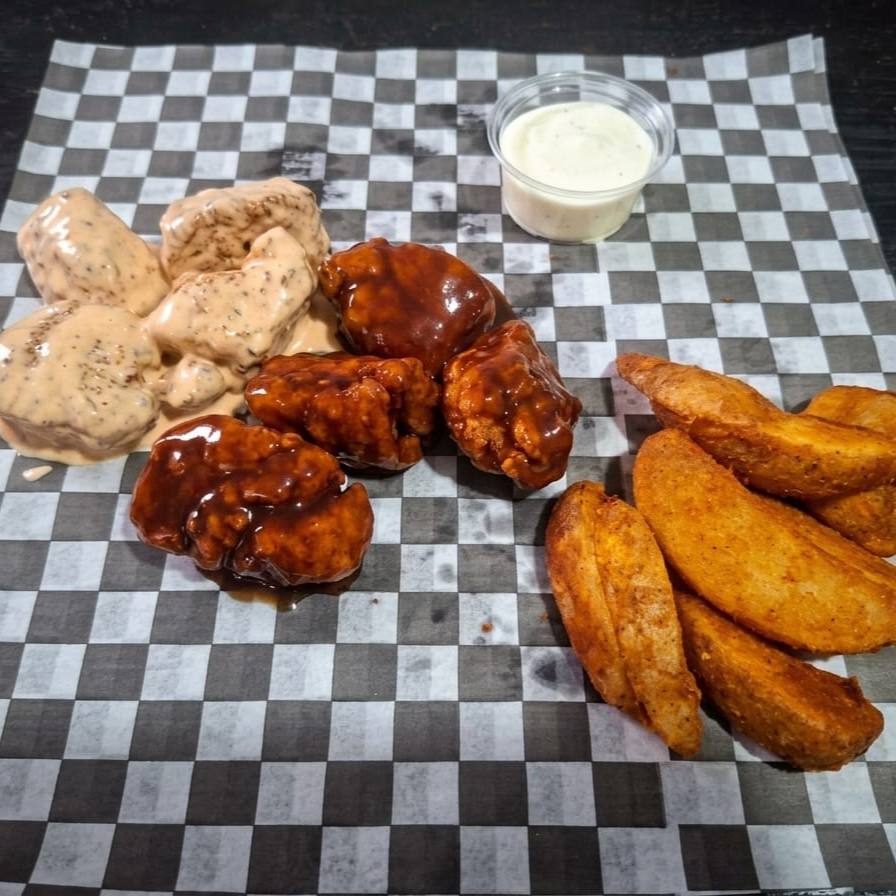 8 Piezas Boneless + Porcion Papas Gajo