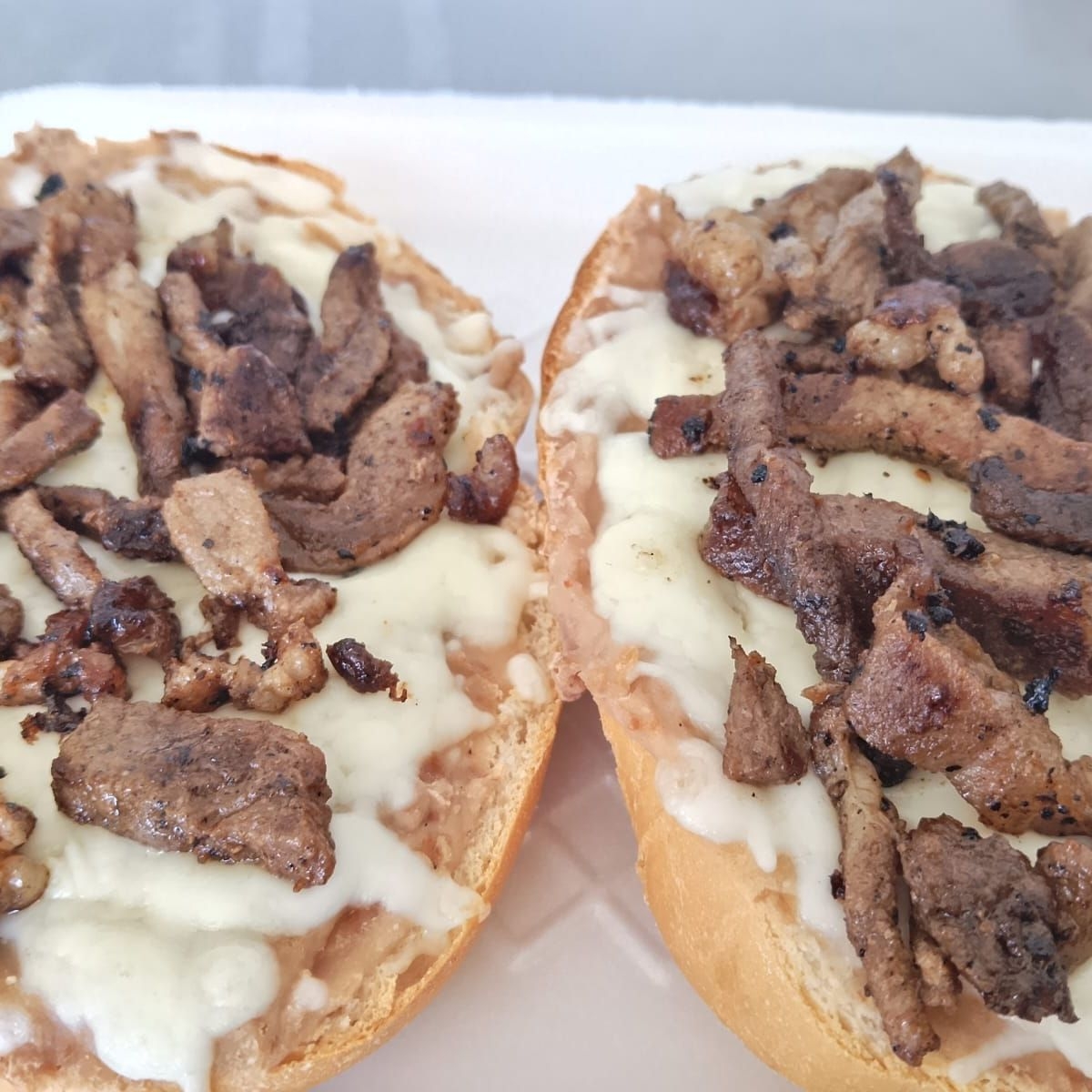 MOLLETES CON CARNE ASADA